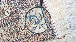 Unser Sachverständigenbüro für Orientteppiche bewertet Orientteppiche Orientteppich wird mit der Lupe bewertet